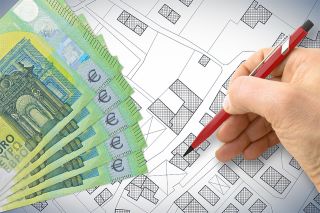 Wie ist die temporäre Gebührenbefreiung bei Grundbuchseintragung bei dringendem Wohnbedürfnis geregelt?