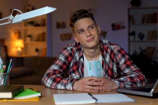 Neben- und Ferialjob ab Studierender: Ab welcher Höhe der Einkünfte wird die Familienbeihilfe gestrichen?